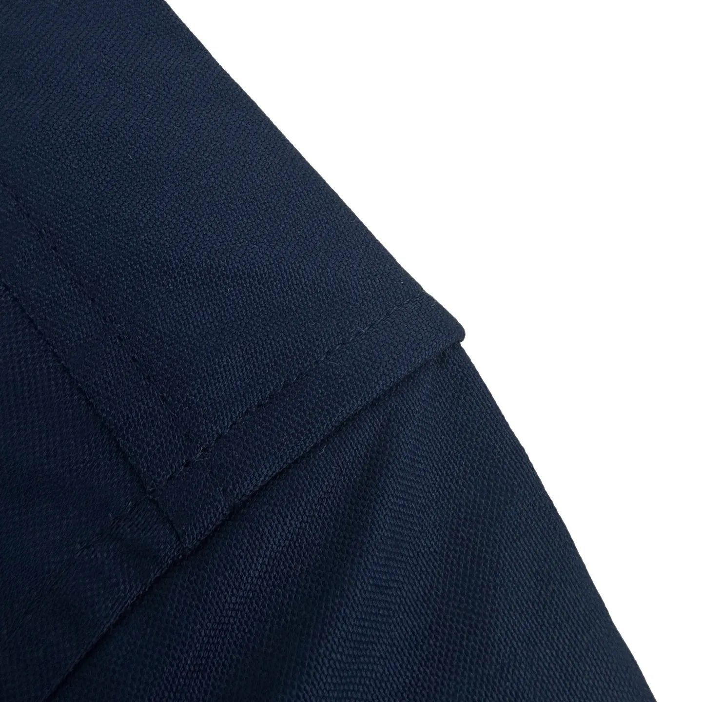 Ami Paris love pocket embroidered short-sleeved shirt (Blue) was originally purchased for 2,600 and developed. The fabric is made of customized high-density double-ply Oxford spinning. It is tight and smooth, comfortable and close to the skin. The warm mist blue pave the calm background. It is clear and soft with a cool and high-end atmosphere. The black love logo is quietly embellished on the left chest pocket. The light luxury is hidden in the square details. It is unobtrusive but has its own style. The neat silhouette hides gentleness and elegance. Every piece of clothing has its own elegance. It is quiet and extraordinary, using imported machine embroidery technology, using advanced computer control systems and precise mechanical components to realize Ami's love embroidery work with high precision. The lines are smooth and delicate, and the fabrics have been fermented and washed. The hand feel and texture are better, not easy to deform, not easy to shrink, not easy to fade, and maintain long-term beauty. Size:37-38-39-40